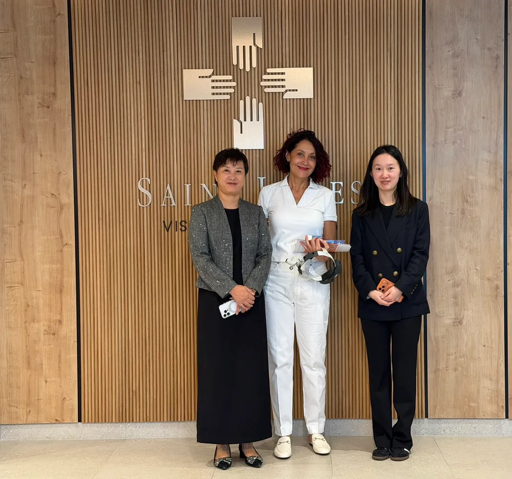 Li Peng, owner and managing director of BHKY, Dr. Klára Varga and a BHKY colleague at the Saint James Clinic