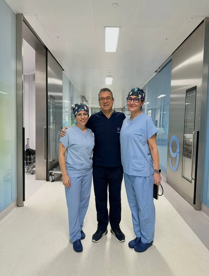 With international colleagues in the corridor of the Istanbul clinic